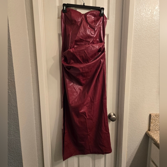 Elegant Burgundy Strapless Dress - Picture 4 of 10